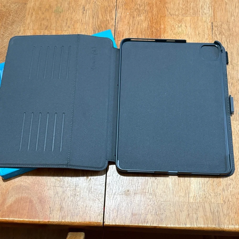 New in box SPECK IPAD CASE iPad Pro 11 or iPad Air